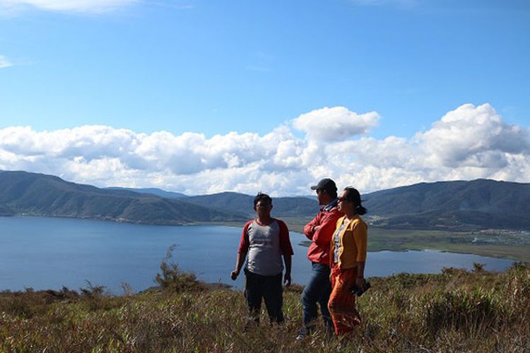 Wisatawan menikmati panorama Danau Anggi Gida dilihat dari Bukit Kobrey dengan ketinggian sekitar 2.000 meter di atas permukaan laut, Jumat (17/8/2018). Bukit Kobrey merupakan obyek wisata yang terletak di Distrik Sururey, Kabupaten Pegunungan Arfak, Papua Barat.