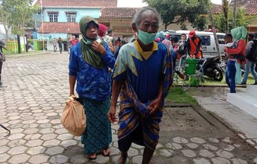 Warga yang Dievakuasi dari Lereng Merapi Diperiksa Rapid Test ...