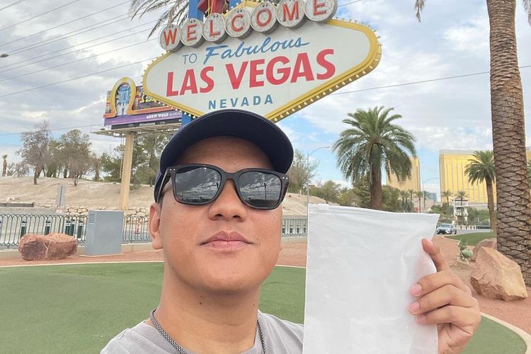 Arief Muhammad bungkus udara Las Vegas ke dalam kantong plastik.