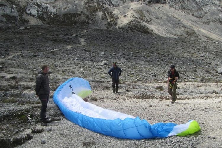 Tim penerbang paralayang dari Afrika Selatan, Pierre Carter dan Nico Hickley mendarat di Lembah Kuning, Gunung Carstensz di ketinggian 4.300 meter di atas permukaan laut, Papua, Selasa (11/12). Pencapaian Pierre dan Nico memecahkan rekor sebagai penerbang pertama menggunakan paralayang dari Gunung Carstensz.