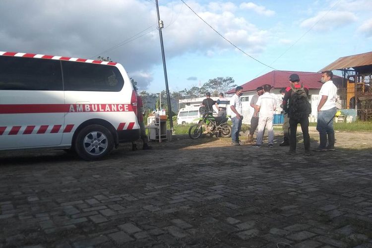 Sejumlah pekerja berkumpul di RSUD Sipirok menunggu jenazah seorang pekerja yang tewas akibat tertimpa pohon besar di area proyek PLTA Batang Toru, Tapanuli Selatan, Jumat (28/5/2021).