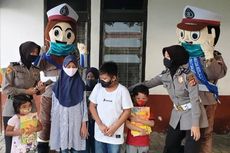 Dua Polisi Berpakaian Badut Hibur Anak-anak di Masa Pandemi