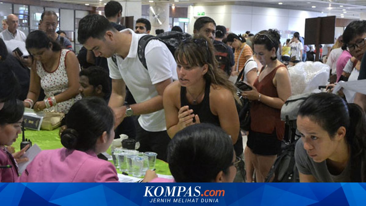 TUBAN, KOMPAS.com - Saat erupsi Gunung Agung memaksa Bandara Internasional Ngurah Rai tutup, Senin (27/11/2017), pukul 07.15 Wita sampai 18 jam, para industri pun bergerak. Mereka bergerak bukan untuk kepentingan bisnis tetapi mencari cara untuk melayani wisatawan mancanegara (wisman) yang “terlantar” di Bandara Bali akibat pembatalan penerbangan. Mereka yang tidur dan menginap di bandara langsung disediakan akomodasi gratis hari itu. “Tidak boleh ada satu pun wisatawan yang tidur dan menginap di bandara, sampai menunggu bandara dibuka. GIPI Bali (Gabungan Industri Pariwisata Indonesia) bersama Pemkab Badung menyiapkan akomodasi gratis untuk malam ini (Senin), dan besok (Selasa, 28/11/2017) kalau bandara masih tutup,” kata Ketua GIPI Bali, Gus Agung dalam siaran pers Kementerian Pariwisata, Senin (27/11/2017). (Baca juga : 545 Penumpang Tinggalkan Bandara Ngurah Rai Gunakan Transportasi Darat) Akomodasi itu, menurut Gus Agung, termasuk breakfast atau makan pagi. Pengusaha sepakat harganya disamakan dan dipatok nett. “Pemkab Badung menyiapkan budget Rp 2 miliar untuk 2 malam, 1 kamar untuk dua tamu, dan mulai malam ini,” kata Gus Agung.