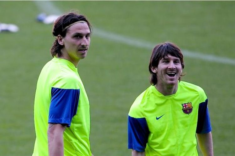 Zlatan Ibrahimovic (kiri) dan Lionel Messi menjalani sesi latihan bersama saat keduanya bermain untuk FC Barcelona, 27 April 2010. Kini, Zlatan Ibrahimovic berharap Lionel Messi bisa menjuarai Piala Dunia 2022 bersama timnas Argentina.