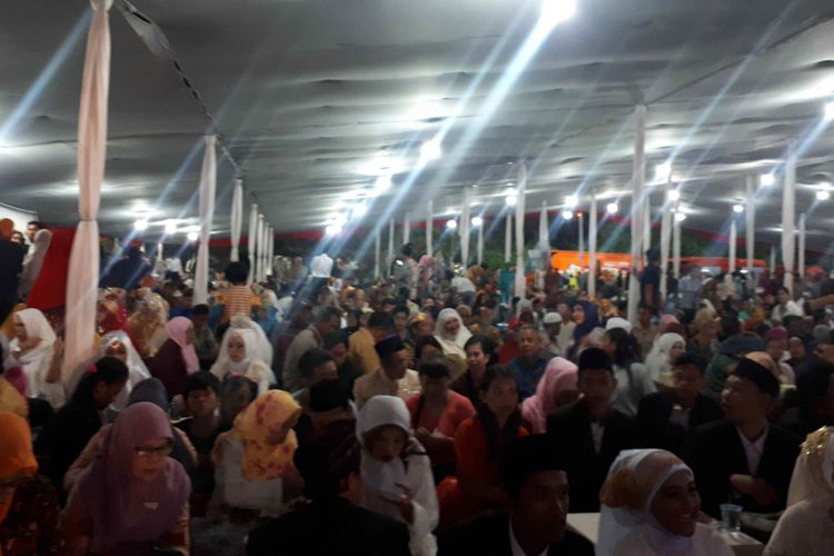 Suasana nikah massal di kawasan Park and Ride, Jalan MH Thamrin 10, Jakarta Pusat pada Senin (31/12/2018) malam. 