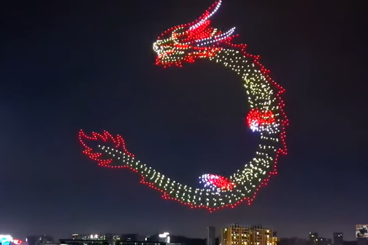 Tangkapan layar ribuan drone membentuk konfigurasi seekor naga yang menari-nari di langit Kota Shenzen dalam acara festival perahu.