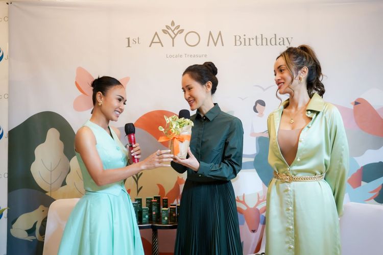 Dari kiri ke kanan: Penyanyi Yuni Shara, dr.Olivia Ong M.Biomed (tengah), dan beauty influencer Astrid Satwika.