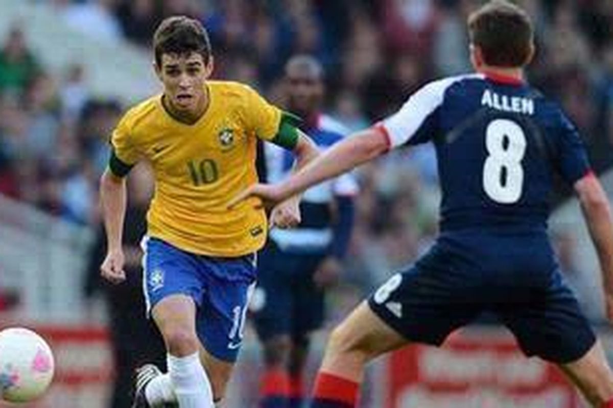 Gelandang tim nasional Brasil, Oscar (kiri) berhadapan dengan gelandang timnas Britania Raya, Joe Allen, dalam laga uji coba jelang Olimpiade London 2012 di Stadion Riverside di Middlesbrough, Jumat (20/7/2012).