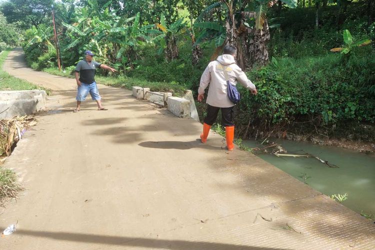 Polisi menunjukkan lokasi Riyanto (26) pengendara sepeda motor Honda CBR yang tewas terseret banjir bandang di wilayah Desa Tegalsumur, Kecamatan Brati, Kabupaten Grobogan, Jawa Tengah, Jumat (6/1/2023).