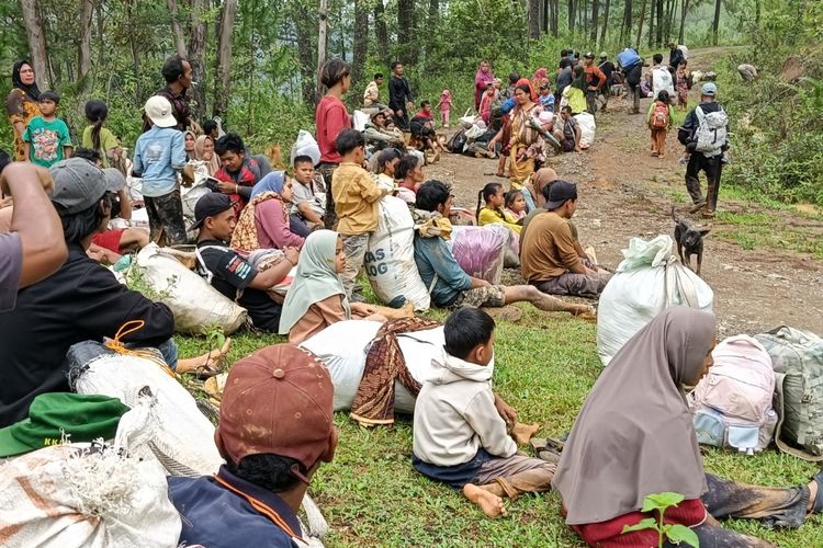 

Proses evakuasi warga di Kampung Umang Isaq, Kecamatan Linge, Kabupaten Aceh Tengah, paska terjadinya bencana banjir bandang dan longsor di kawasan itu, karena hujan berturut-turut tanpa henti pada 25-28 November 2025.