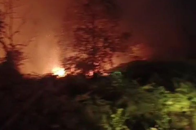 Kobaran api yang membakar lahan di Lintas Timur Bangka, Provinsi Bangka Belitung sejak dua hari terakhir  Kamis (26/10/2023).