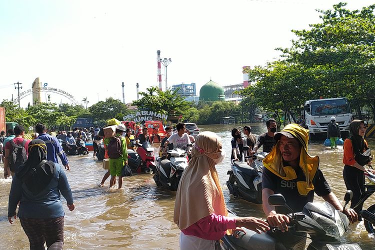 Warga mulai mengambil sepeda motor yang ditinggal di Pelabuhan Tanjung Emas Semarang. Selasa (24/5/2022)