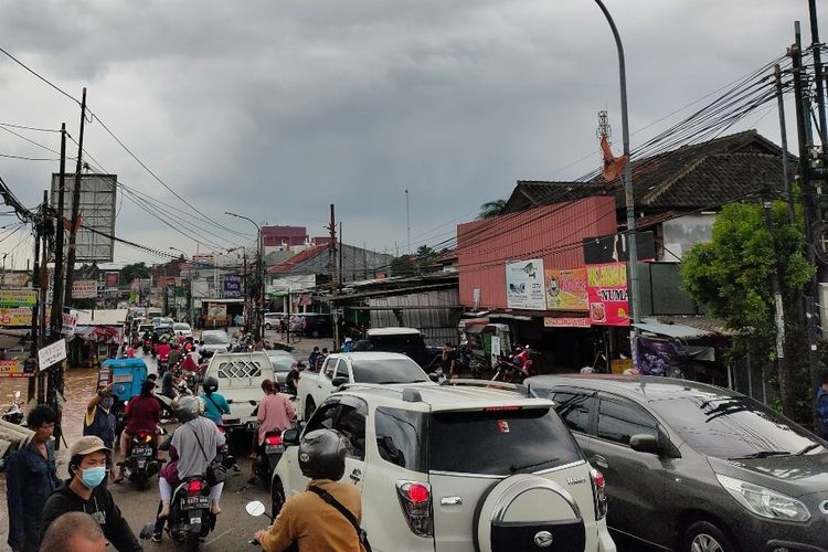 Arus lalu lintas Jalan Raya Jatimekar, Kecamatan Jati Asih, Kota Bekasi tergenang banjir. Arus lalu lintas tersendat Minggu (21/2/2021).