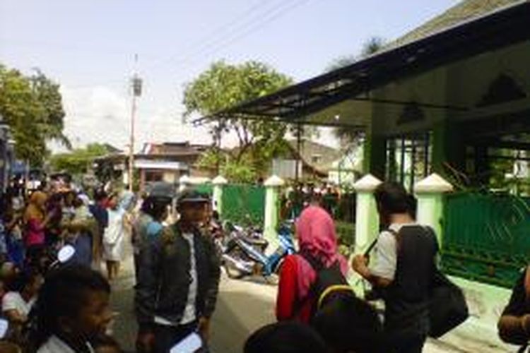 Warga di depan masjid saat Jokowi shalat jemaah, Jumat (1/8/2014).