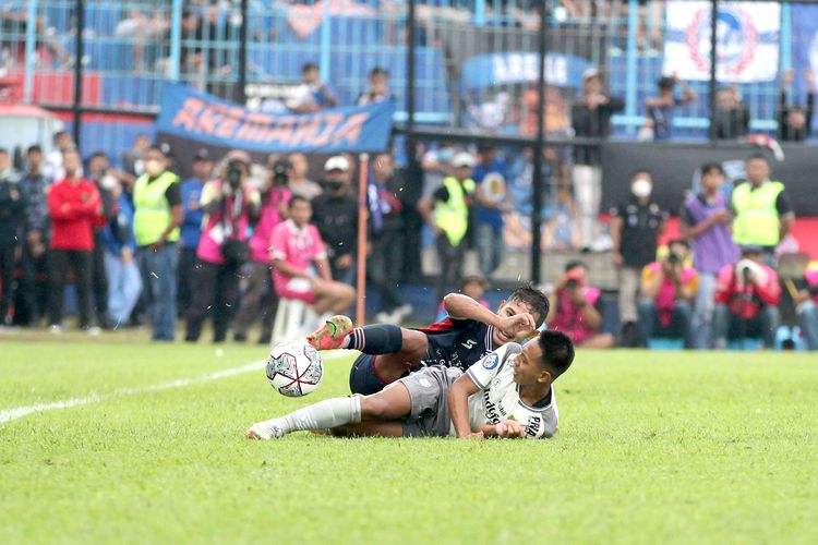 Pemain Arema FC Gian Zola berduel dengan adiknya pemain Persib Bandung Beckham Putra saat pertandingan pekan ke-9 Liga 1 2022-2023 yang berakhir dengan skor 1-2 di Stadion Kanjuruhan Kepanjen, Kabupaten Malang, Minggu (11/9/2022) sore.