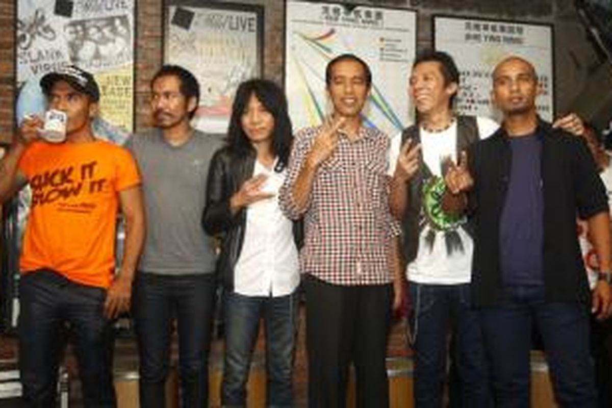 Para personel Slank, yaitu Kaka (kiri), Ridho Hafiedz (kedua dari kiri), Abdee Negara (ketiga dari kiri), Bimbim (kedua dari kanan), dan Ivanka (kanan), berpose bersama bakal calon presiden Joko Widodo atau Jokowi di markas Slank, Gang Potlot III, Kalibata, Jakarta Selatan, Selasa (27/5/2014).  Dalam pertemuan itu Slank memberi usulan nama-nama yang layak duduk dalam pemerintahan jika Jokowi terpilih menjadi presiden.