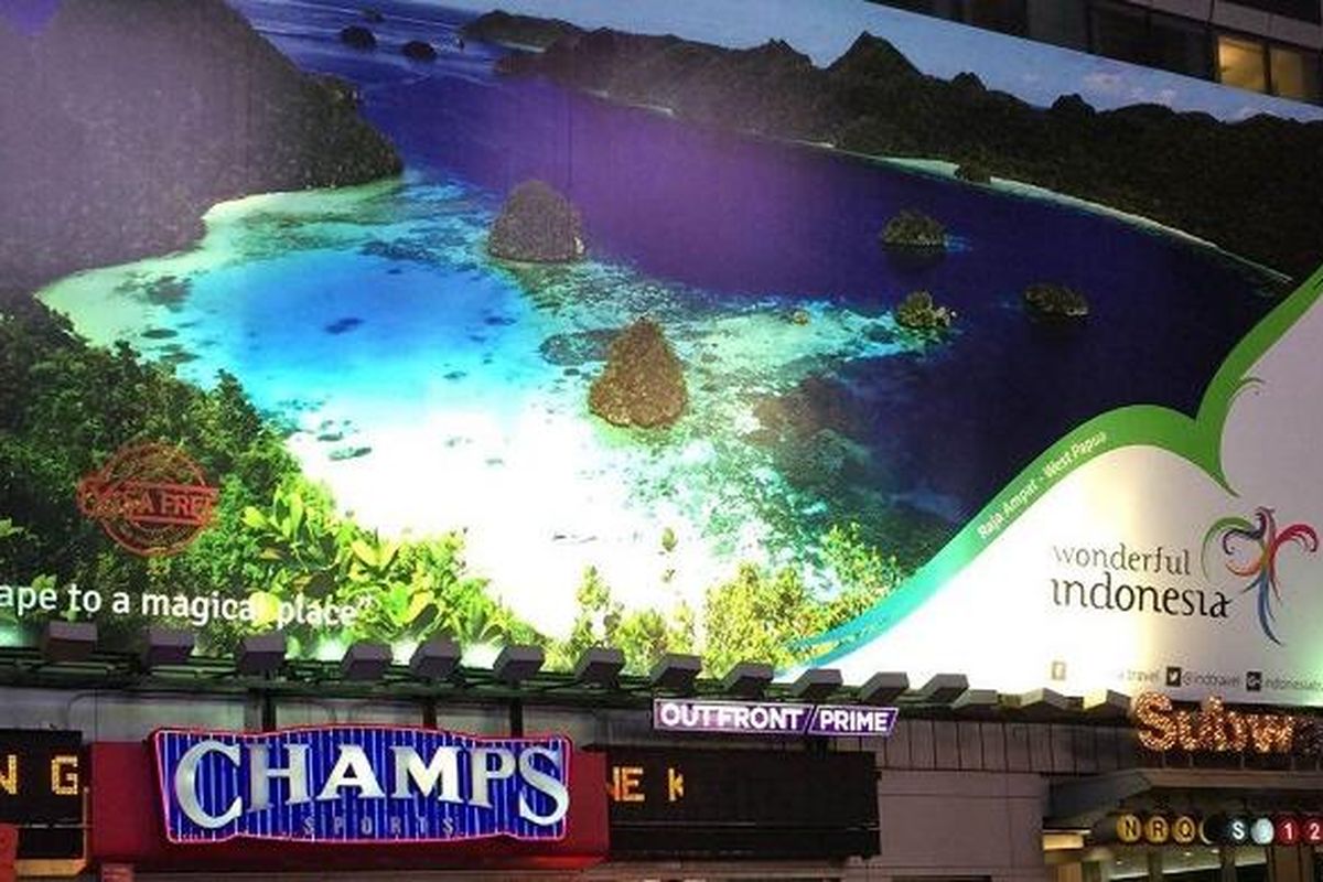 Sebuah billboard dengan gambar laut Raja Ampat muncul di pusat keramaian Times Square, New York, Senin (3/10/2016). Materi promosi pariwisata Indonesia Raja Ampat akan terpampang mulai tanggal 3 Oktober hingga 30 Oktober 2016.