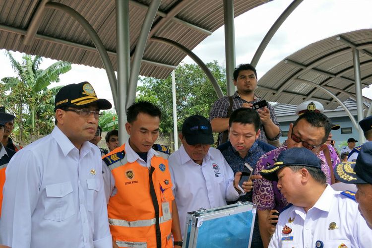 Menteri Perhubungan Budi Karya Sumadi (kedua kiri) saat meninjau jalan tol Jakarta-Cikampek di Parking Bay kilometer 18 Cikampek, Jawa Barat, Minggu (21/1/2018).