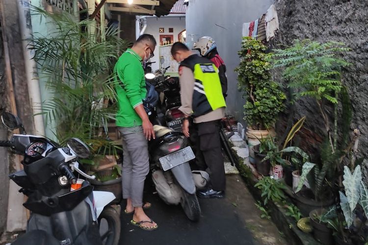 Sekelompok remaja diduga akan tawuran ditangkap anggota Polsek Tebet di di depan Depo KRL Bukit Duri, Tebet, Jakarta Selatan pada Minggu (28/3/2021) pagi.