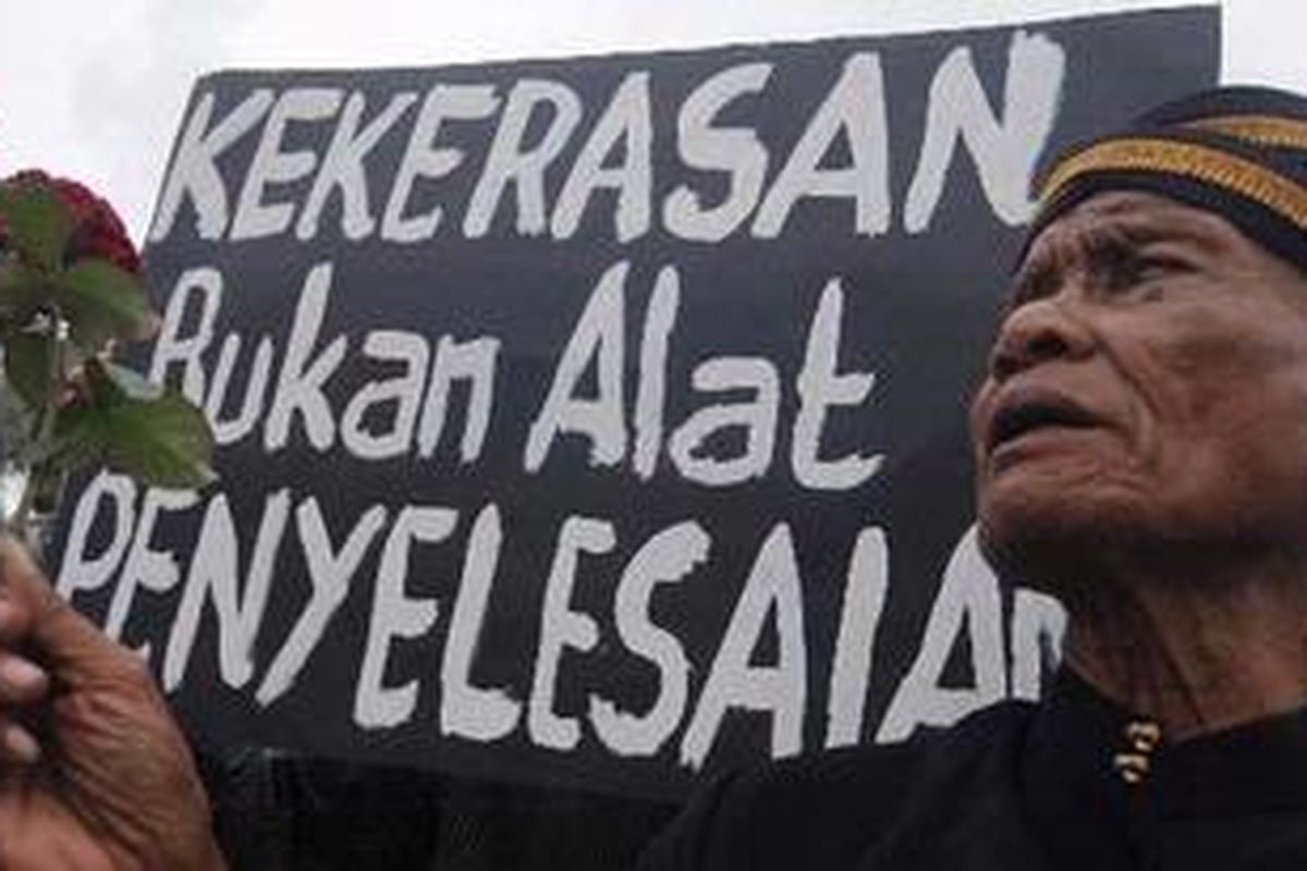 Warga Surabaya menggelar aksi dengan membawa bunga mawar serta poster untuk menolak semua bentuk kekerasan di dalam kehidupan berbangsa dan bernegara di depan Gedung Grahadi Surabaya, Rabu (9/2/2011). Aksi tersebut untuk menyikapi perusakan tempat ibadah di Temanggung, Jawa Tengah serta mengajak segenap warga negara untuk menjunjung tinggi UUD 1945 dan Pancasila demi keutuhan NKRI. 
