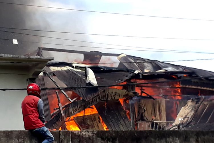 Sebuah rumah di kawasan padat penduduk jalan Sungai rongkong, kelurahan penggoli, kecamatan wara utara, kota palopo, sulawesi selatan, selasa (22/01/2019) siang, pukul 11.00 wita hangus terbakar 