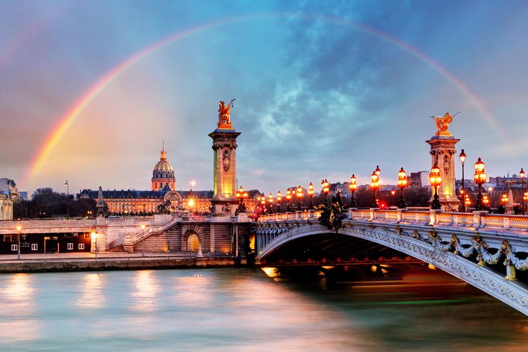 Pelangi di Alexandre III Bridge, tempat syuting Emily In Paris