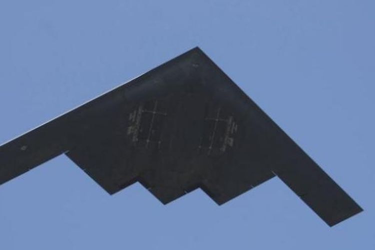 Pesawat pengebom jarak jauh B-2 Spirit Bomber adalah pendahulu pesawat pengebom baru B-21 yang desainnya dipamerkan dalam sebuah simposium di Orlando, Florida.