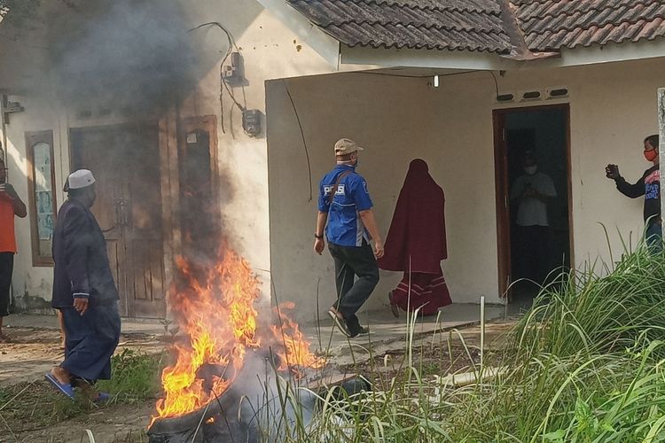 Kepolisian dibantu tim forensik RS Polri melakukan penggalian makam misterius di Desa Kapasiran, Kecamatan Parung Panjang, Kabupaten Bogor, Jawa Barat, Jumat (8/5/2020).