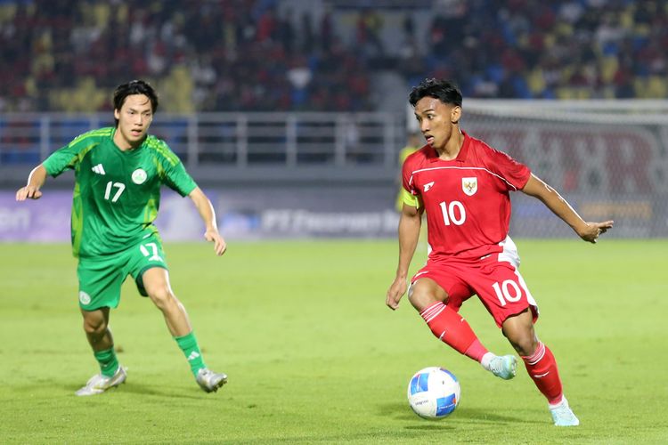 Pemain Timnas U23 Indonesia Arkhan Fikri dibayangi pemain Makau saat laga kedua grup J Kualifikasi Piala Asia U23 2026 yang berakhir dengan skor 5-0 di Stadion Gelora Delta Sidoarjo, Jawa Timur, Sabtu (6/9/2025) malam.