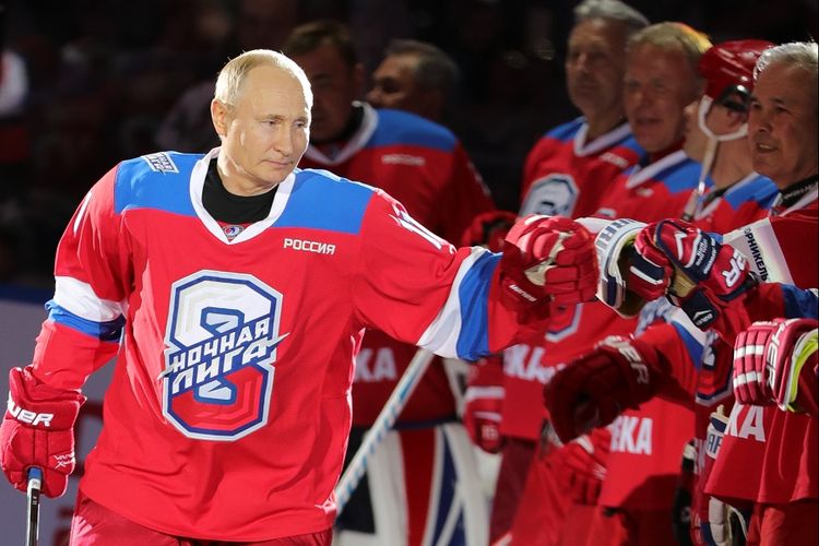 Presiden Rusia Vladimir Putin saat tampil dalam pertandingan eksebisi hoki es di Sochi, Jumat (10/5/2019).