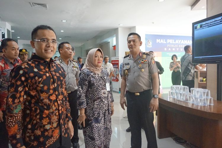 Bupati Banyuwangi Abdullah Azwar Anas bersama Diah Natalisa, Deputi Bidang Pelayanan Publik Kementrian Pendayagunaan Aparatur Negara (berjilbab) saat berkunjung di Mall Pelayanan Publik Banyuwangi Kamis (2/11/2017).