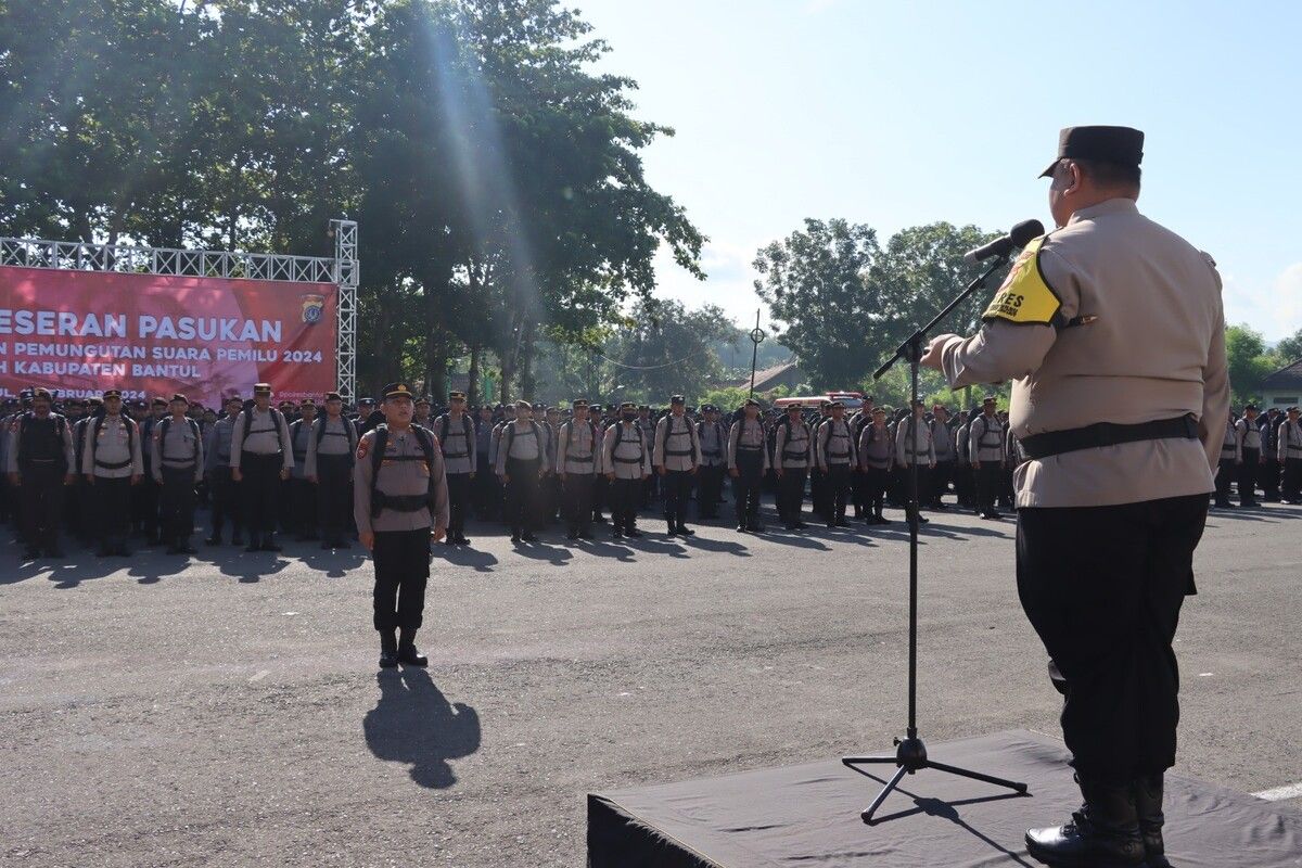 Kapolres Bantul AKBP Michael R Risakotta memimpin apel pergeseran pasukan digelar di parkir timur Stadion Sultan Agung, Bantul, Selasa (13/2/2024)