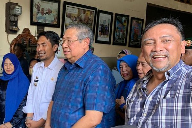 DAMPINGI SBY,-Sekretaris Majelis Tinggi Partai Demokrat, Andi Mallarangeng mendampingi mantan Presiden RI, Susilo Bambang Yudhoyono di warung pecel 99, Kota Madiun, Jawa Timur, Rabu (1/2/2023) siang. 