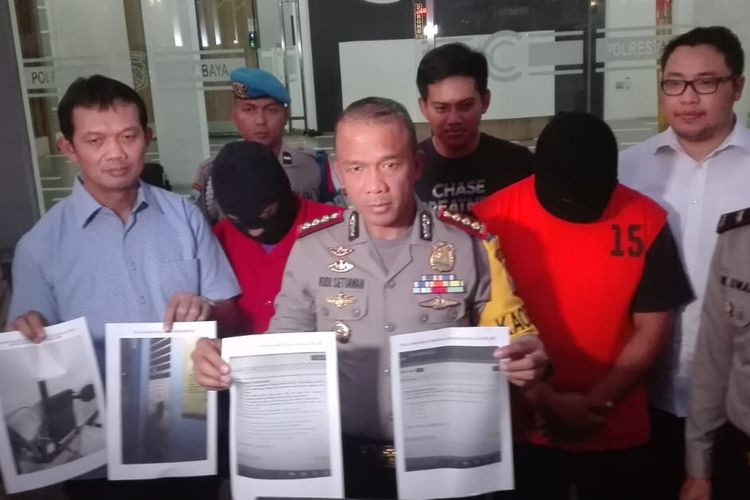 Kepolisian Resort Kota Besar (Polrestabes) Surabaya menangkap dua pelaku pembobolan soal Ujian Nasional Berbasis Komputer (UNBK) SMPN 54 di Surabaya dan menetapkan mereka sebagai tersangka, Kamis (3/5/2018). 