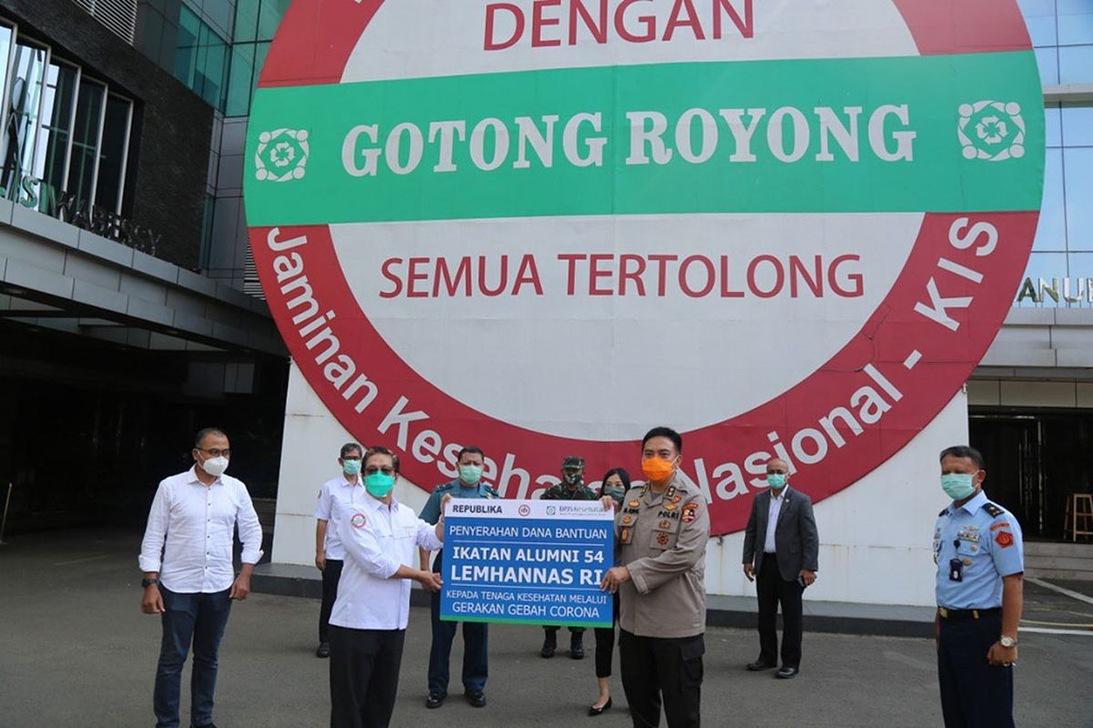 Penyerahan bantuan Ikatan Keluarga Alumni Lemhamnas Angkata 54 melalui Gebas Corona.