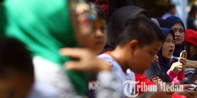 Calon siswa didampingi orangtua/wali murid mengantre saat pendaftaran Penerimaan Peserta Didik Baru (PPDB) Sekolah Menengah Pertama (SMP), di SMP Negeri 1 Medan, Selasa (2/7/2019). PPDB tahun ajaran 2019/2020 tingkat SMP di Kota Medan dibuka mulai hari ini, Selasa 2 Juli hingga Sabtu 6 Juli 2019. (M Daniel Effendi Siregar)