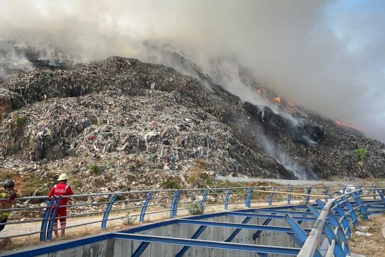 Armada Sampah Swasta Tak Bisa Masuk TPA Putri Cempo, Warga yang Bayar Jasa Ikut Terdampak