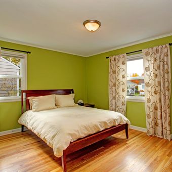 Ilustrasi kamar tidur dengan dinding warna hijau neon, gorden kamar tidur. 