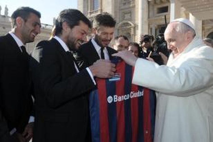 Paus Fransiskus menerima kaus tim sepak bola San Lorenzo dari presiden klub, Mattias Lamment. Sejak kecil, Paus Fransiskus adalah penggemar klub San Lorenzo yang baru saja menjuarai Liga Argentina.