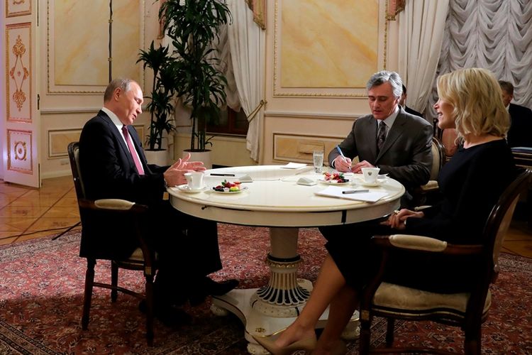 Presiden Rusia Vladimir Putin dalam wawancara dengan Presenter NBC, Megyn Kelly (kanan), di Moskwa Jumat (9/3/2018).