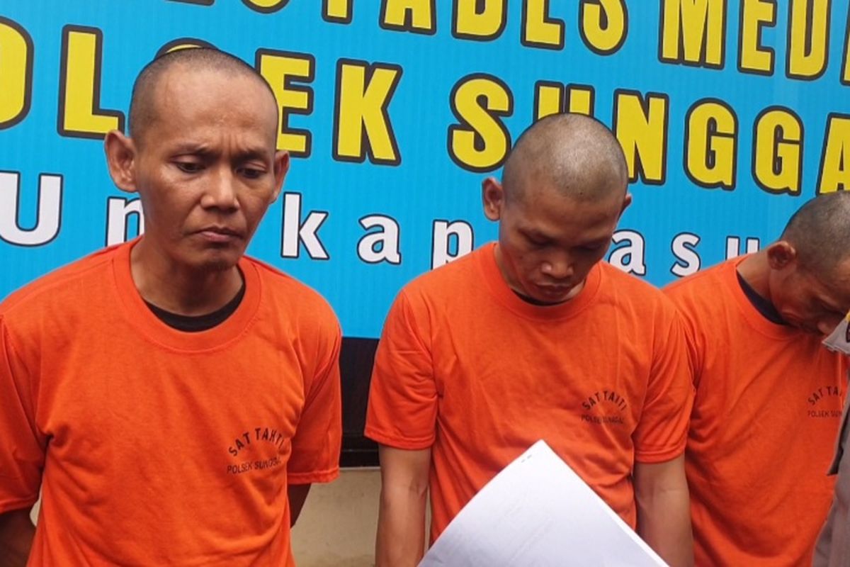 Afandi (28), Agus Priadi (37), Hengky Hermady (43) dihadirkan saat polisi menggelar konferensi pers di Polsek Sunggal pada Kamis (24/4/2025). 