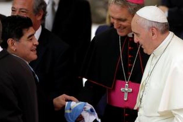 Legenda sepak bola Argentina Diego Maradona bertemu dengan Paus Fransiskus di Vatikan, Senin (1/9/2014).