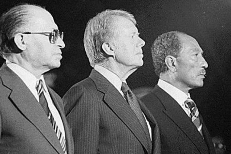 PM Israel Menachem Begin, Presiden AS Jimmy Carter dan Presiden Mesir Anwar Sadat saat akan menandatangani perjanjian Camp David yang berujung pada perdamaian anrara Mesir dan Israel yang akan mengubah peta politik di Timur Tengah.
