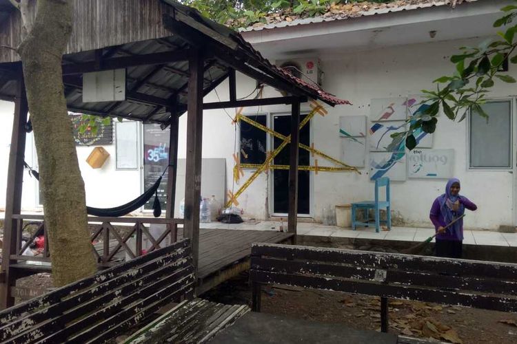 Penampakan salah satu ruangan di Fakultas Bahasa dan Sastra (FBS) UNM, Jalan Malengkeri Raya, Kecamatan Tamalate, Kota Makassar, Sulsel, dipasangi garis polisi, Jumat (9/6/2023).