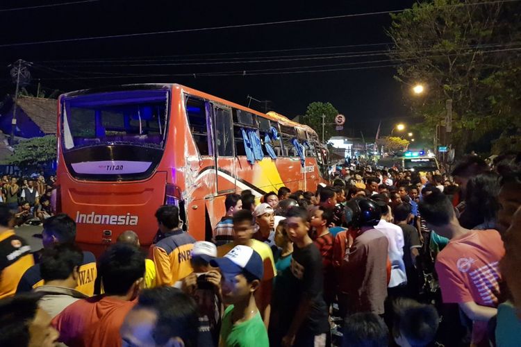 Kecelakaan maut terjadi di traffic light Proliman, Desa Tanjungkarang, Kecamatan Jati, Kabupaten Kudus, Jawa Tengah, Kamis (31/8/2017) sekitar pukul 18.35 WIB.‎ Lima orang tewas di lokasi kejadian. Puluhan orang lainnya mengalami luka-luka hingga dilarikan ke rumah sakit setempat. ‎