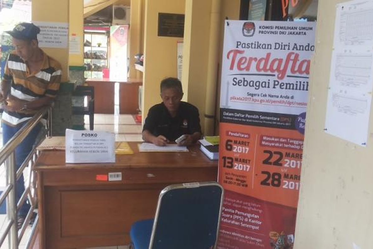 Suasana posko pendaftaran pemilih untuk pemilihan kepala daerah (Pilkada) DKI Jakarta putaran kedua di Kantor Kelurahan Kebon Sirih, Menteng, Jakarta Pusat, Senin (13/3/2017)