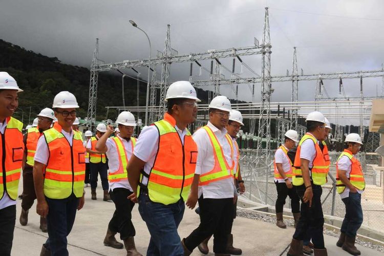 Pejabat PLN dan Pemkab Solok Selatan meninjau Gardu Induk yang baru dibangun, Kamis (19/12/2019) di Muara Labuh