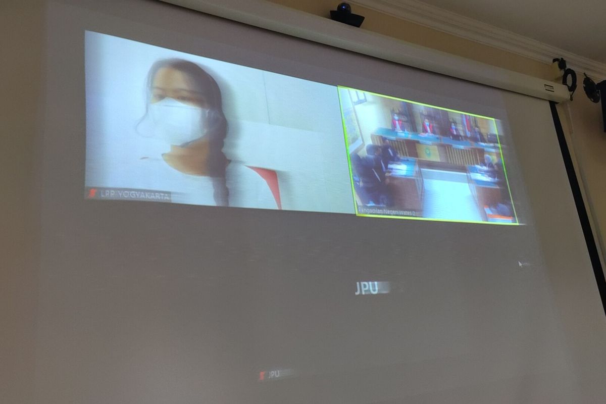 Pengadilan Negeri (PN) Wates menggelar sidang perkara penyebaran dan produksi konten pornografi dengan terdakwa FCN (23) binti P alias Siskaeee. Sidang dilaksanakan tertutup di ruang sidang Kartika, Senin (28/03/2022).