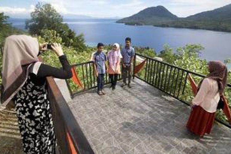 Wisatawan menikmati keindahan alam Teluk Balohan, Kota Sabang, Aceh, Selasa (9/6). Masyarakat meminta pemerintah mempercepat pembangunan infrastruktur pariwisata di Sabang agar menjadi titik awal gerbang pariwisata nasional yang hakiki dan meningkatkan partisipasi mereka untuk bersama-sama membangun pariwisata di sana.