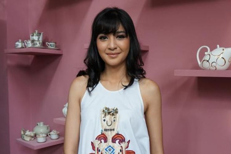 Mikha Tambayong diabadikan disela fitting baju untuk film BPJS di butik Lenny Agustin, Setiabudi, Jakarta Selatan, Jumat (27/1/2017).